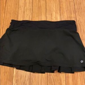 Lululemon black one ruffle speed skirt